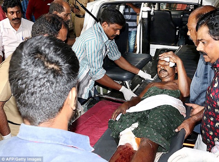 India: Más de 100 muertos y 350 heridos en el incendio de un templo